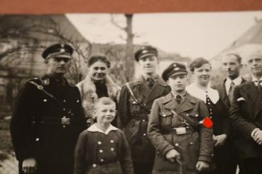 Preview: altes Familienfoto - Söhne in vers. Uniformen - SS; HJ usw.